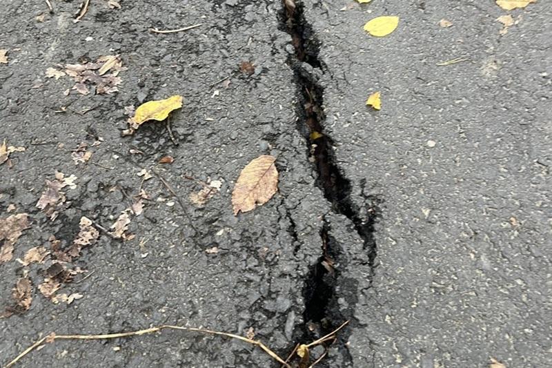 A komlóstetői kerékpárút egyes szakaszai rendkívül rossz állapotban vannak.
