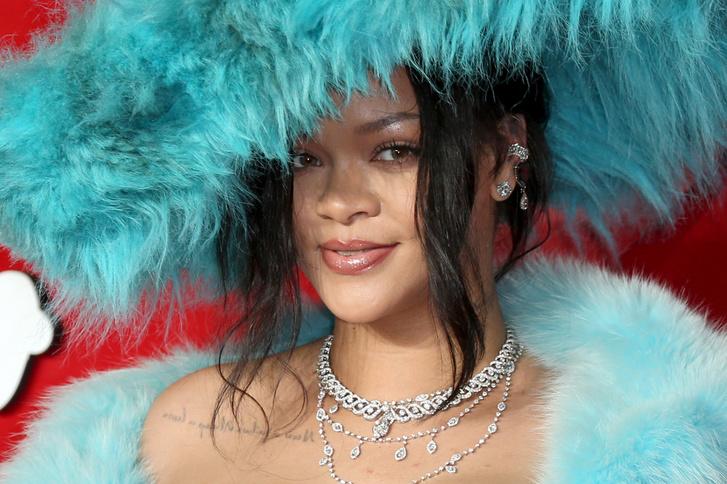 Rihanna pizsamában sétálgatott Los Angeles utcáin, egyedi stílusával felhívva magára a figyelmet.