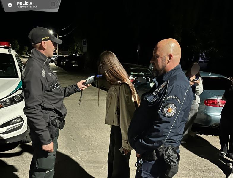 A Dunaszerdahelyi járásban fiatalok ellenőrzésére került sor, ahol a rendőrök váratlanul bukkantak fel a fiatalok iszogatási szokásaik közepette.