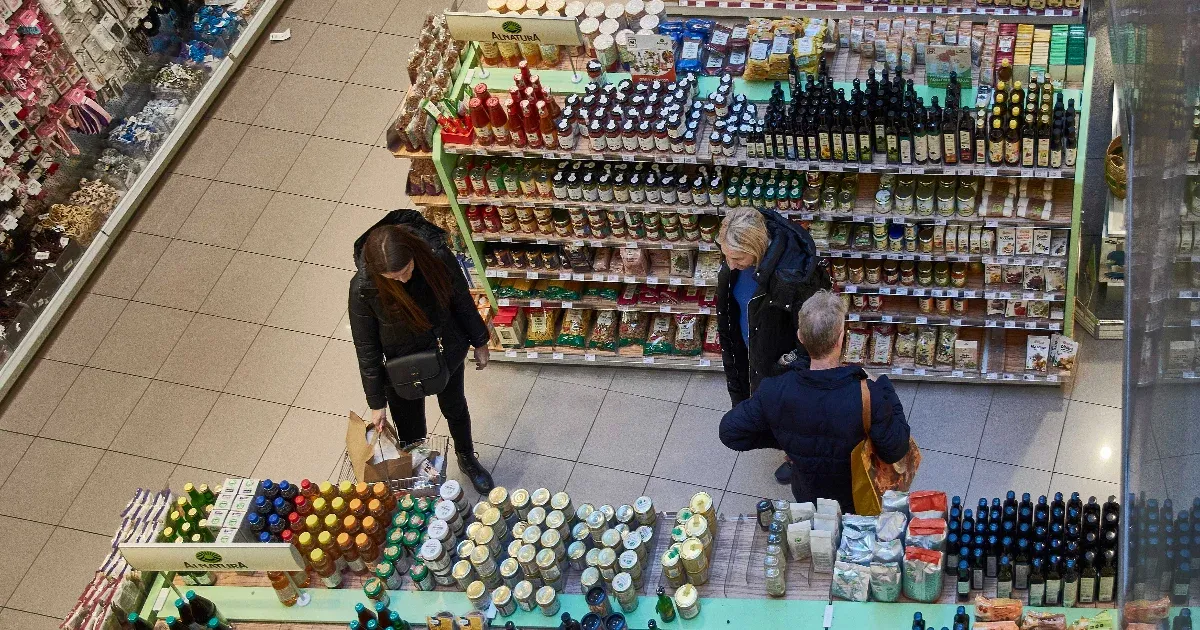Attól, hogy a multinacionális cégeknek nehezebb helyzete lesz, még nem fog javulni a magyar kisboltosok helyzete.