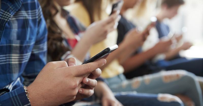 Radikális korlátozások várhatóak a mobiltelefonok használatában: egy japán városban csupán ennyi időt engedélyeznek az eszközök használatára.