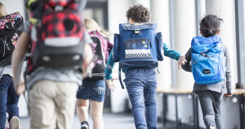 A szakértők figyelmeztetnek, hogy ha a gyerek iskolatáskájának súlya meghaladja a megengedett határt, komoly egészségügyi problémák léphetnek fel.