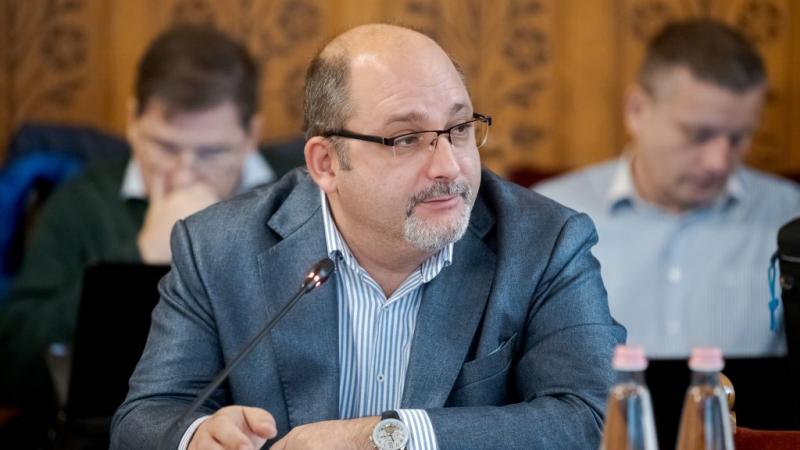 Bayer Zsoltot idézték a parlamenti ülésen, ahol az ellenzéki képviselőket figyelmeztették.