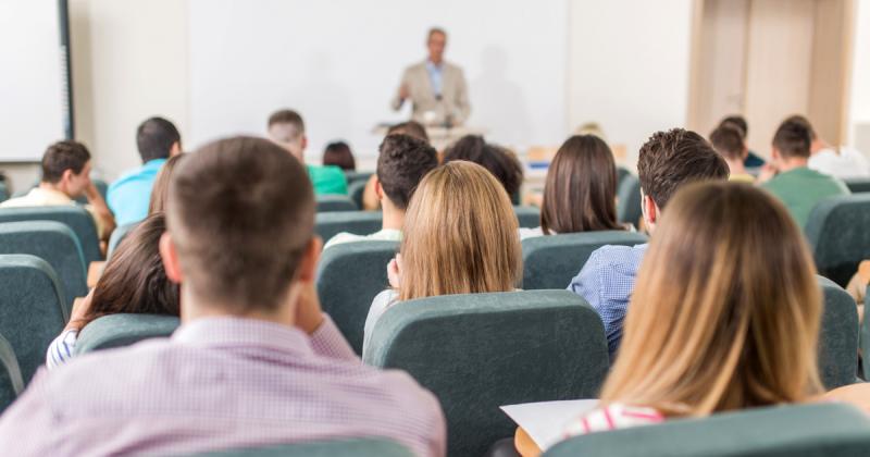 A Nézőpont Intézet legfrissebb felmérése szerint a magyar egyetemi hallgatók körében növekvő elégedettség tapasztalható, ami a megújult felsőoktatási rendszer sikerességét tükrözi. A diákok pozitív visszajelzései arra utalnak, hogy a reformok hozzájárulta