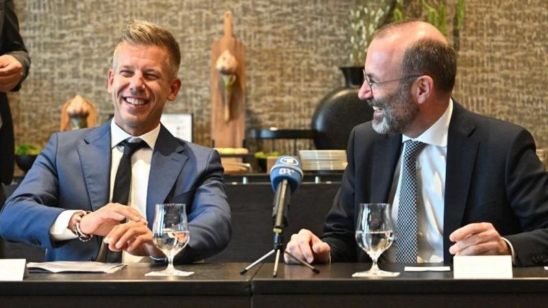 Menczer Tamás: Weber irányítása alatt tartja Magyar Pétert.