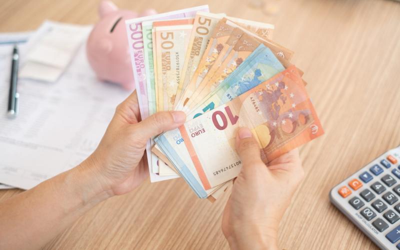A lakosság körülbelül fele a bankszámlákon és készpénz formájában tárolja a megtakarításait.