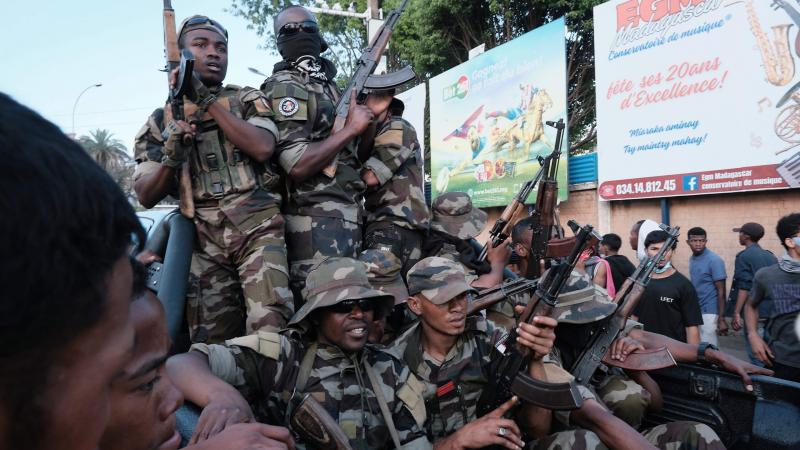 Madagaszkár elnöke elhagyta az országot, miután a hadsereg átvette az irányítást.