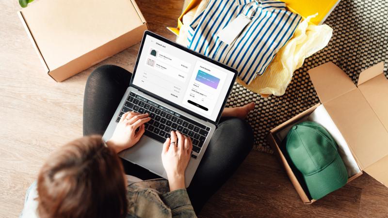 Online csalások elleni védelem: már minden tizedik magyar a biztonság érdekében egyszer használatos kártyát választ a vásárlások során.